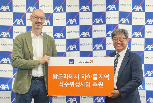 한스 브랑켄 AXA손해보험 대표(왼쪽)과 한상호 월드비전 CMO가 방글라데시 카하롤 지역 식수위생사업 후원 전달식 기념사진을 촬영하고 있다.(사진=악사손보)