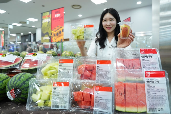 롯데마트 제타플렉스 서울역점 과일매장에서 소용량조각 과일을 홍보하고 있다.