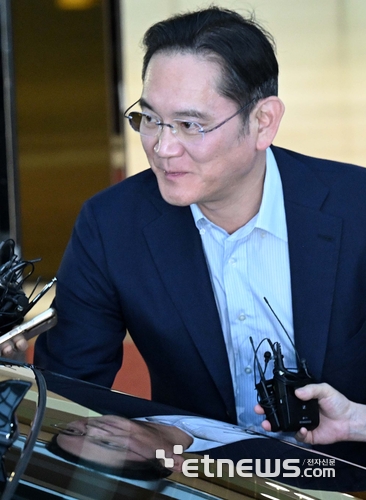 2주간의 미국 출장을 마친 이재용 삼성전자 회장이 지난해 6월 13일 서울 강서구 김포비즈니스항공센터를 통해 귀국하고 있다. 김민수기자 mskim@etnews.com