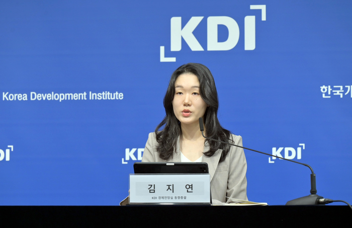 김지연 KDI 연구위원이 13일 정부세종청사에서 중장년층 노동시장 현황 보고서를 발표하고 있다.[KDI 제공]