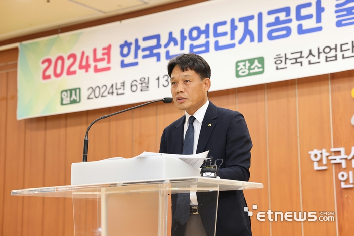 이상훈 한국산업단지공단 이사장(사진)은 13일 인천지역본부에서 취임 1주년 기자간담회를 열고 그간 성과와 향후 계획을 발표했다.