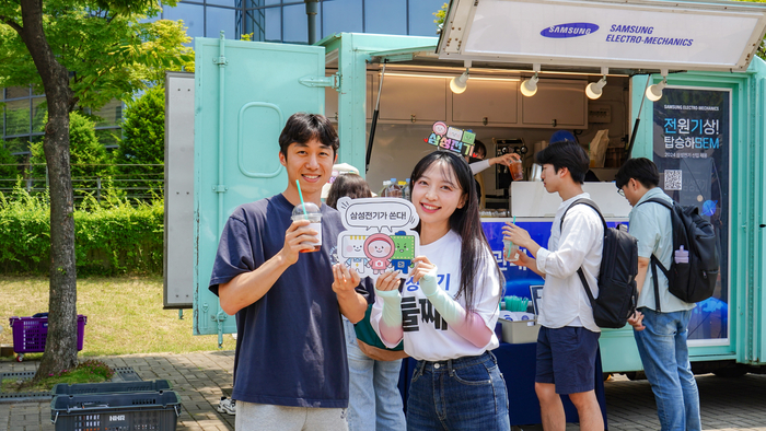 삼성전기가 수원 성균관대에서 커피트럭 채용 행사를 열고 있다. (사진=삼성전기)