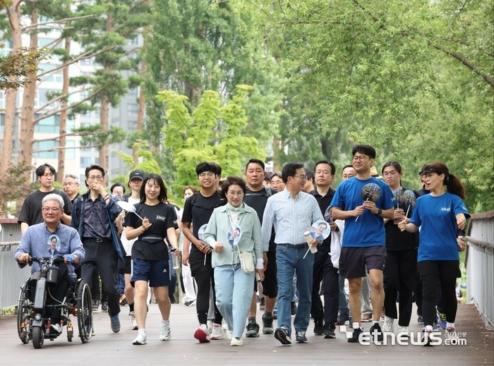 김동연 경기지사가 15일 시민들과 함께 광교호수공원을 걸으며 대화하고 있다. 김동연 경기지사 SNS