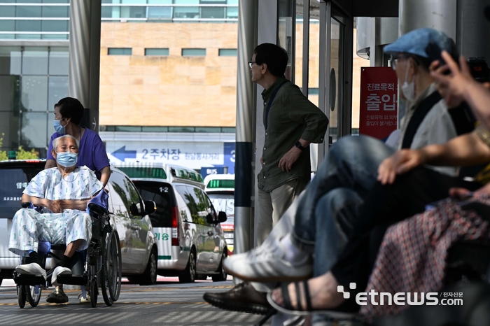 17일 서울 종로구 서울대학교병원에서 환자가 이동하고 있다. 김민수기자 mskim@etnews.com