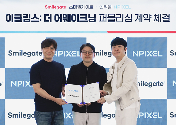 스마일게이트는 엔픽셀과 내년 상반기 출시 예정인 신규 다중접속역할수행게임(MMORPG) '이클립스: 더 어웨이크닝' 글로벌 퍼블리싱 계약을 체결했다. (왼쪽부터) 정현호 엔픽셀 공동대표, 백영훈 스마일게이트 메가포트 부문 대표, 배봉건 엔픽셀 공동대표가 기념촬영했다.