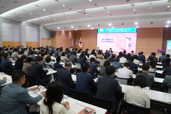 천안시는 17일 천안시청 대회의실에서 '상반기 주요업무 추진상황 보고회'를 진행했다.