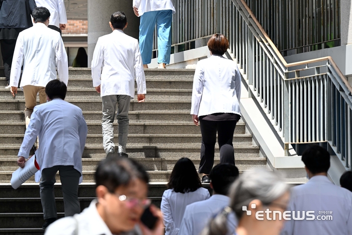 지난 6월 17일 서울 종로구 서울대학교 의과대학에서 열린 '서울대학교병원 교수 휴진 선포 기자회견'이 끝난 후 의료진이 퇴장하고 있다. 김민수기자 mskim@etnews.com