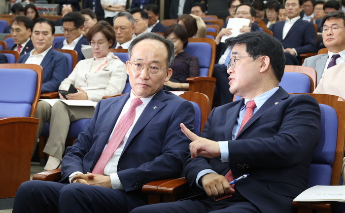 국민의힘 추경호 원내대표(앞줄 왼쪽)와 배준영 원내수석부대표가 17일 오전 국회에서 열린 의회정치 원상복구 의원총회에서 대화하고 있다.