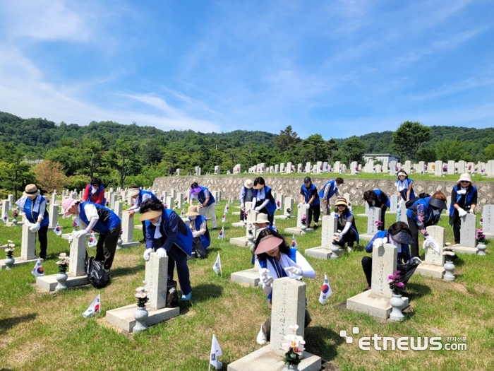 지난 17일 자생의료재단 봉사단이 국립서울현충원에서 묘역정화 활동을 펼치고 있다.