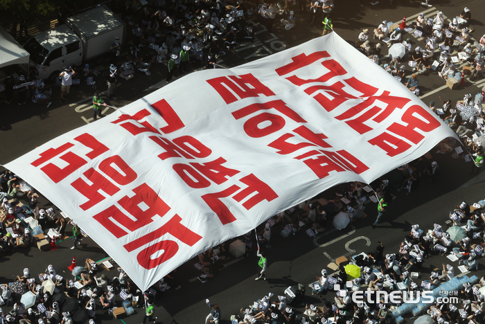 지난 달 18일 서울 영등포구 여의대로에서 '의료농단 저지 전국 의사 총궐기 대회'가 열리고 있다. 김민수기자 mskim@etnews.com