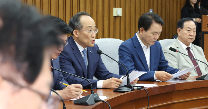 국민의힘 추경호 원내대표(왼쪽 두번째)가 18일 오전 국회에서 열린 원내대책회의에서 발언하고 있다.