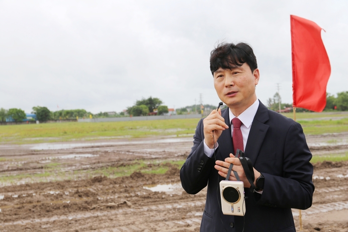 정성훈 진로소주 베트남 법인장이 하이트진로 베트남 공장 부지에서 발표하고 있다.