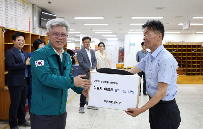 조해근 우정사업본부장(왼쪽)이 19일 오전 공주우체국을 방문해 온열질환 예방용품을 전달하고 직원들의 노고를 격려하고 있다.