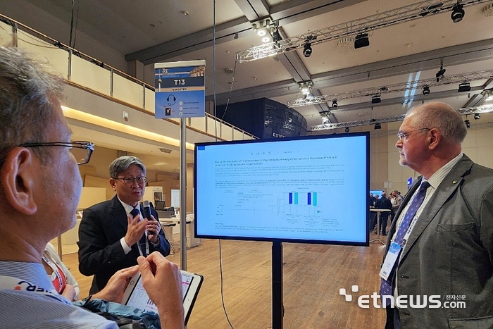 독일 베를린에서 열린 유럽고혈압학회(ESH)에 참석한 동국의대심장내과 이무용 교수(왼쪽에서 둘째)가 1일(현지시각) 한미약품의저용량고혈압 3제 복합제 임상 연구 내용이 담긴 포스터를 토대로 참석자들에게 설명하고 있다.