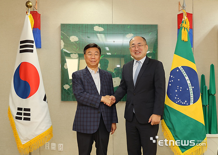 신상진 경기 성남시장(왼쪽)은 20일(현지시간) 브라질 상파울루 대한민국 총영사관에서 황인상 상파울루 한국 총영사와 기념 촬영했다.