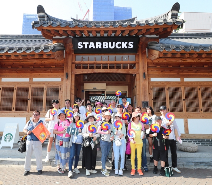 스타벅스는 한국관광공사와 외국인 관광객 환대 행사를 진행했다.