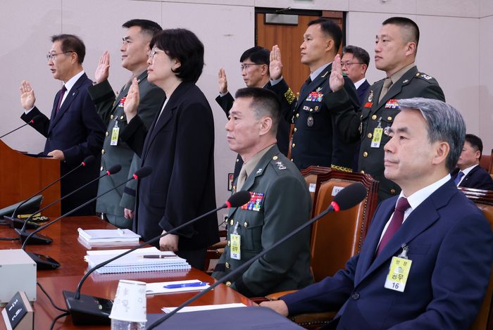 박성재 법무부 장관(앞줄 왼쪽 부터), 박정훈 전 해병대 수사단장, 유재근 전 국방부 법무비서관 등이 21일 오전 국회 법제사법위원회에서 열린 '순직 해병 진상규명 방해 및 사건은폐 등의 진상규명을 위한 특별검사 임명법'(채상병특검법)에 대한 입법청문회에 증인으로 출석해 증인선서를 하는 동안 선서를 거부한 임성근 전 해병대 1사단장, 이종섭 전 국방부 장관이 자리에 앉아 있다. 연합뉴스