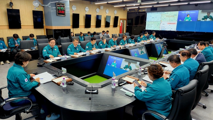 송미령 농림축산식품부 장관이 지난 달 21일 경북도청을 방문해 가축 방역상황실에서 아프리카돼지열병 방역 추진 상황을 점검하고 있다. (사진=농림축산식품부)