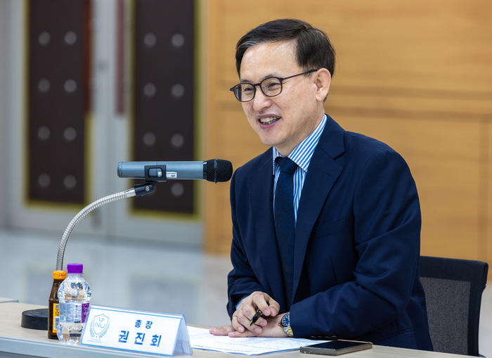 권진회 경상국립대학교 제12대 총장이 24일 취임했다.