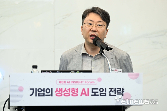 한국소프트웨어산업협회와 전자신문이 주관하고 초거대AI추진협의회가 주최하는 '제5회 AI인사이트포럼'이 25일 서울 강남구 삼정호텔에서 열렸다. 이주열 LG CNS 상무가 '기업의 생성형AI 도입 전략'을 주제로 발표하고 있다. 김민수기자 mskim@etnews.com