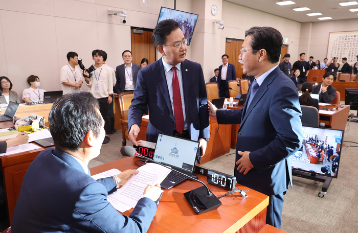 더불어민주당 소속 정청래 위원장(왼쪽)과 국민의힘 유상범 의원(가운데), 더불어민주당 김승원 간사가 25일 오전 국회에서 '공영방송지배구조 개선법'(방송3법)을 상정해 심의하는 법제사법위원회 전체회의에서 논쟁하고 있다.