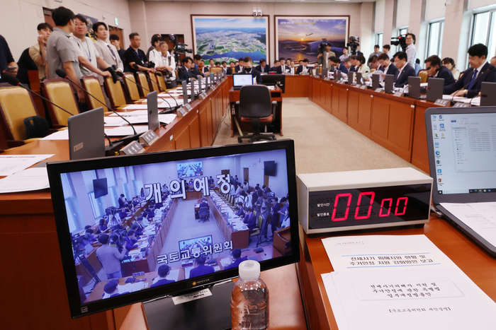 25일 국회 국토교통위원회에서 열리는 전세사기 피해자 지원 대책 관련 청문회에 야당 의원들과 정부 관계자들이 자리에 앉아 있다.