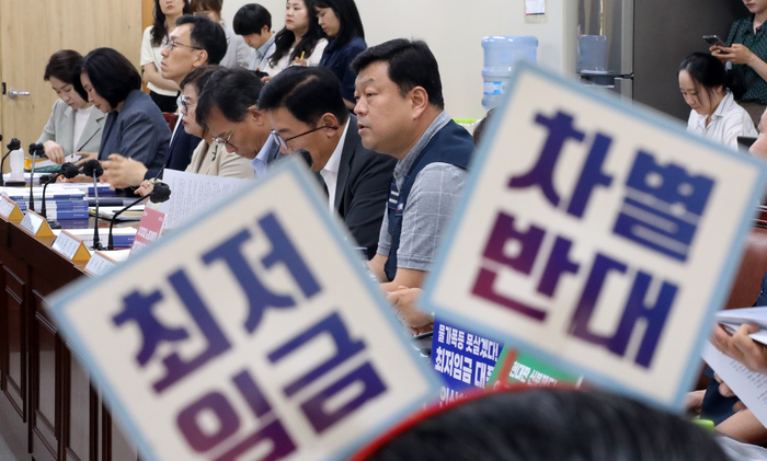 최저임금위원회 근로자위원 운영위원인 류기섭 한국노총 사무총장이 25일 오후 정부세종청사 최저임금위원회에서 열린 제5차 전원회의에서 발언하고 있다. [연합뉴스]