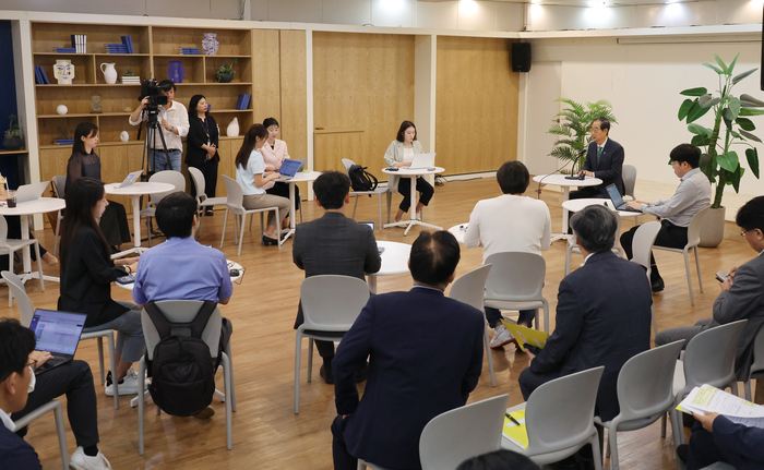 한덕수 국무총리가 26일 서울 종로구 정부서울청사 별관에서 열린 출입기자 간담회에서 발언하고 있다. 연합뉴스