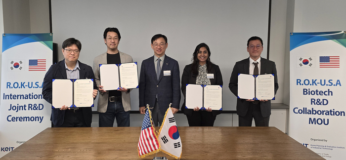 한국산업기술기획평가원은 26일(현지시간) 미국 보스턴에서 '한-미 첨단산업 국제공동 R&D 과제 협약식'을 개최했다. 왼쪽부터 박해원 KAIST 교수, 김상배 미국 MIT 교수, 전윤종 KEIT 원장, 벌사라 싸이티바 팀장, 이범수 엑셀세라퓨틱스 전무. 〈한국산업기술기획평가원 제공〉