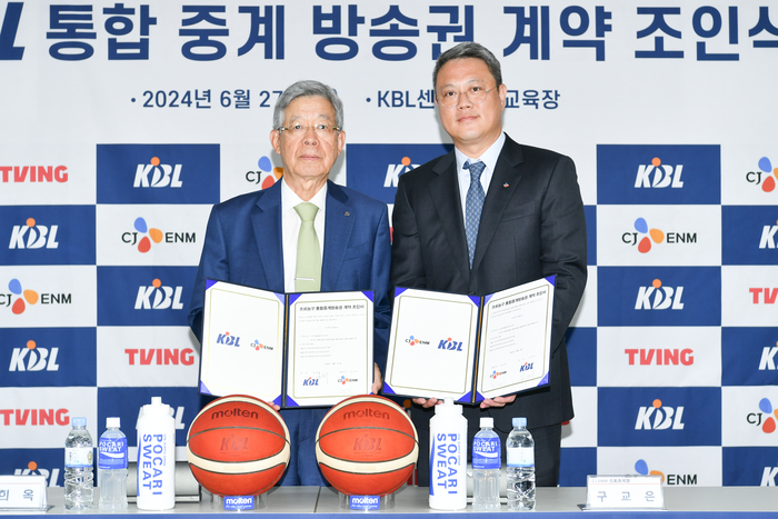 김희옥 KBL 총재(왼쪽)와 구교은 CJ ENM 스포츠국장