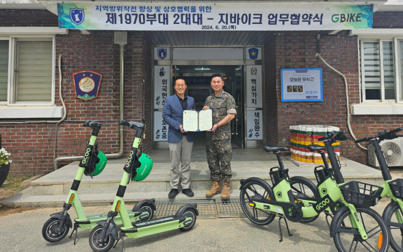 왼쪽부터 윤종수 지쿠 대표이사, 김현종 봉황대대장 중령.