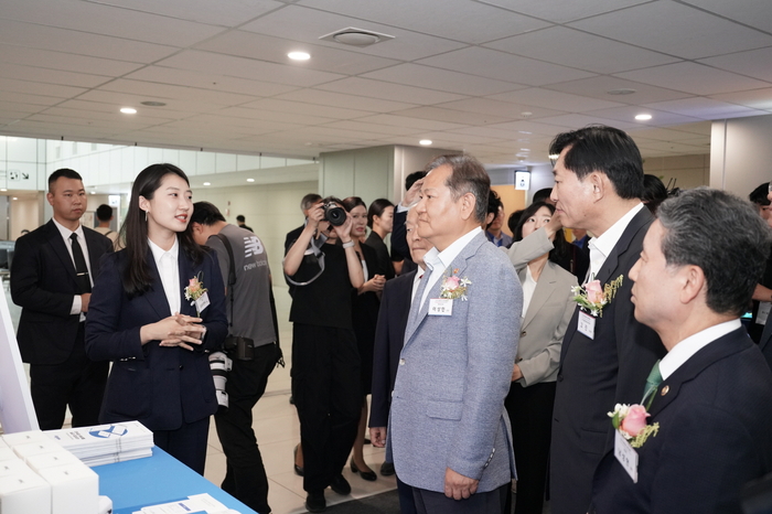 (왼쪽 두 번째부터) 김유리안나 웰로 대표, 이상민 행정안전부 장관, 고진 디지털플랫폼 정부위원회 위원장, 배병일 한국장학재단 이사장 등 관계자들이 웰로 홍보부스를 방문해 앱 시연과 설명을 듣고 있다.