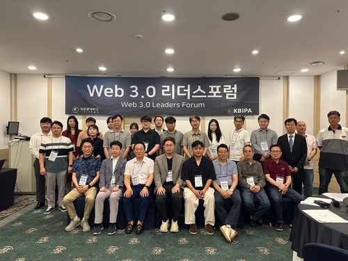 한국블록체인산업진흥협회(KBIPA)가 27일 개최한 '2024년도 제6차 KBIPA Web 3.0 리더스포럼'에서 협회원들이 기념촬영을 하고 있다. 사진=KBIPA