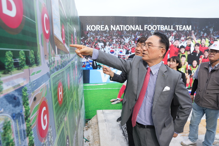 박상돈 천안시장이 지난 27일 대한민국 축구종합센터 내 천안시 생활체육시설 현장점검을 실시했다. 생활체육시설은 축구장(4면), 풋살장(4면), 족구장(2면), 테니스장(5면), 그라운드골프장(8홀), 녹지공간을 활용한 웰빙트레킹 코스(1402m)로 조성됐다.