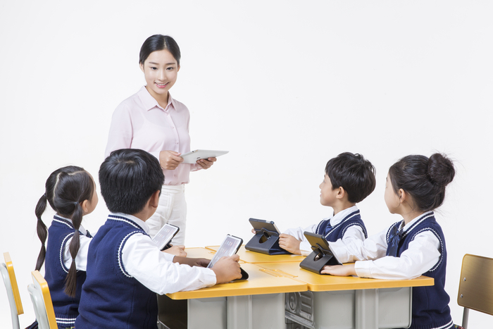 [에듀플러스]“AI 디지털교과서 도입 코앞, 학교 내 디지털 기기 사용 지침 마련 필요”