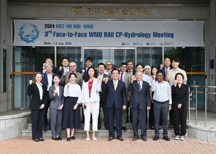 국제 공동회의 참석자들. 김휘린 세계기상기구(WMO) 수문-수자원 과장(첫 번째줄 좌측 4번째), 김병석 건설연 원장(〃 5번째), 김승 WMO 아시아지역협의회 수문자문관(〃 6번째) 등이 참여했다.