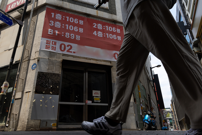 높은 금리와 소비 부진 속에 자영업자가 갚지 못한 사업자대출 원리금이 역대 최대 규모까지 불어난 것으로 확인됐다. 자영업자뿐 아니라 전체 가계대출자의 빚 상환 부담도 갈수록 커져 평균 총부채원리금상환비율(DSR)이 두 분기 연속 다시 올랐다. 사진은 1일 서울 명동 거리 모습. 2024.7.1 mon@yna.co.kr