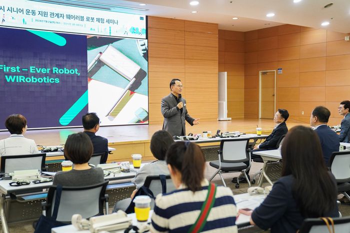 박상돈 천안 시장이 위로보틱스의 보행보조 웨어러블 로봇 체험 행사장에서 제품을 설명하고 있다.