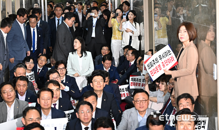 국민의힘 뚫고 의장실 향하는 박찬대