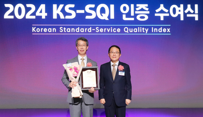 2일 서울 중구 소재 신라호텔 다이너스티홀에서 개최된 2024년 KS-SQI 상반기 1위기업 인증수여식에서 강명수 한국표준협회 회장(오른쪽)과 박영세 KB국민은행 소비자보호그룹 부행장(왼쪽)이 기념사진을 촬영하고 있다.