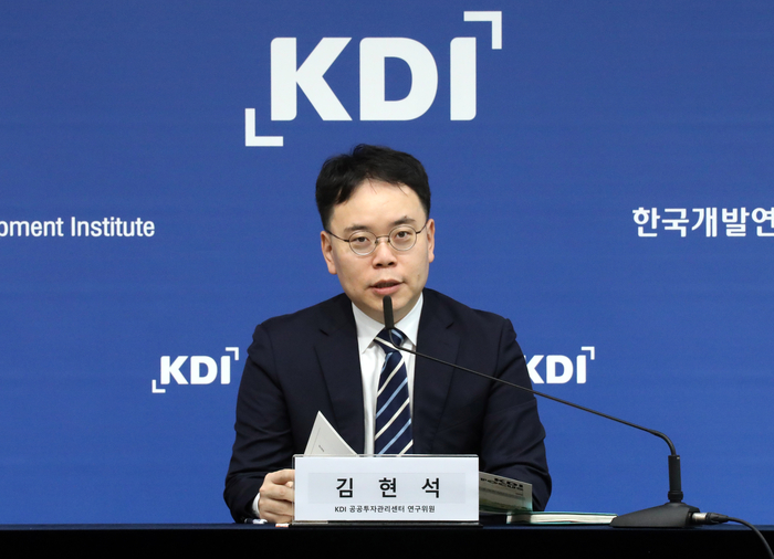 김현석 한국개발연구원(KDI) 공공투자관리센터 연구위원이 3일 오전 정부세종청사에서 KDI FOCUS '친환경 차 보급정책 개선 방향'에 대해 발표하고 있다. 연합뉴스.