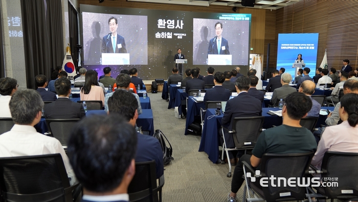 송하철 국립목포대학교 총장이 2일 오후 2시 국립목포대 70주년기념관에서 열린 세계 최초 'SMR 선박연구소' 개소식에서 환영사를 하고 있다.