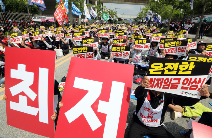 한국노총 조합원들이 최저임금위원회 제8차 전원회의가 열리는 4일 오후 정부세종청사 고용노동부 앞에서 집회를 열고 최저임금 인상을 촉구하고 있다. 연합뉴스.