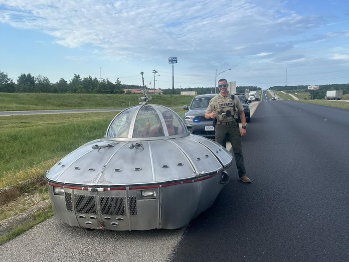 인디애나주 남성이 직접 소형차를 개조해 만든 UFO 모양의 차량. 사진=페이스북(Crawford County Sheriff's Office, Missouri) 캡처