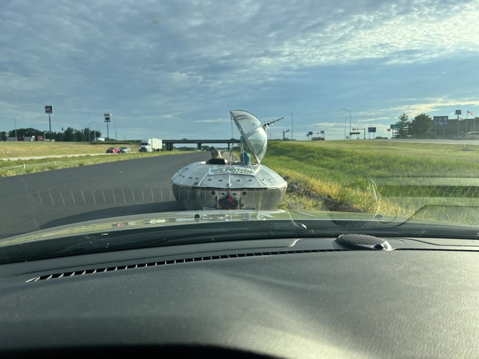 인디애나주 남성이 직접 소형차를 개조해 만든 UFO 모양의 차량. 사진=페이스북(Crawford County Sheriff's Office, Missouri) 캡처