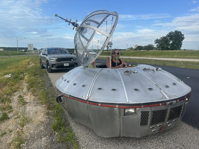 인디애나주 남성이 직접 소형차를 개조해 만든 UFO 모양의 차량. 사진=페이스북(Crawford County Sheriff's Office, Missouri) 캡처