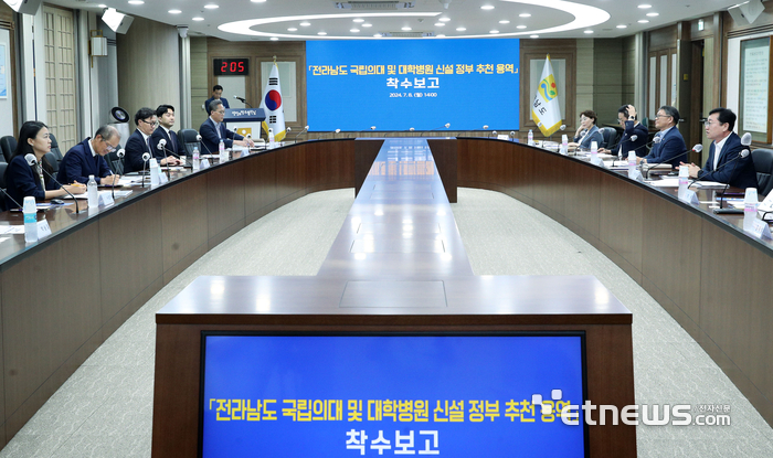 명창환 전라남도 행정부지사가 8일 도청 서재필실에서 '전라남도 국립의대 및 대학병원 신설 정부 추천 용역 착수보고회'를 주재하고 있다.