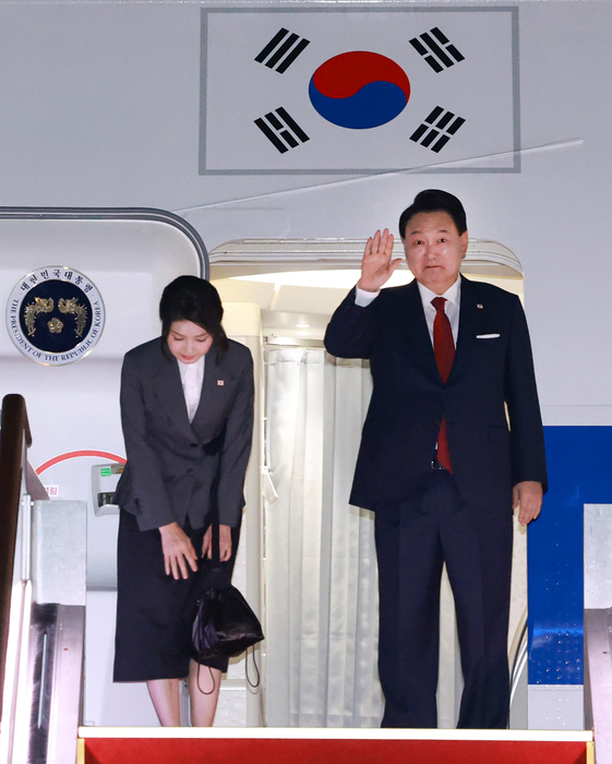 윤석열 대통령과 김건희 여사가 8일 경기 성남 서울공항에서 북대서양조약기구(NATO·나토) 75주년 정상회의 참석을 위해 미국으로 출국하며 전용기인 공군 1호기에 올라 인사하고 있다. 연합뉴스