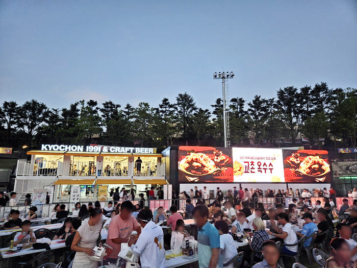 2024 대구 치맥 페스티벌 기간 동안 설치된 교촌치킨 특별 판매 부스