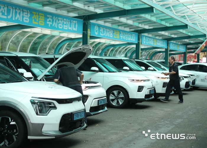 경기 화성시가 최근 발생한 일차전지 제조공장 화재 사고를 계기로 전기차·수소전기차 등 공용차량의 배터리를 긴급 점검했다.